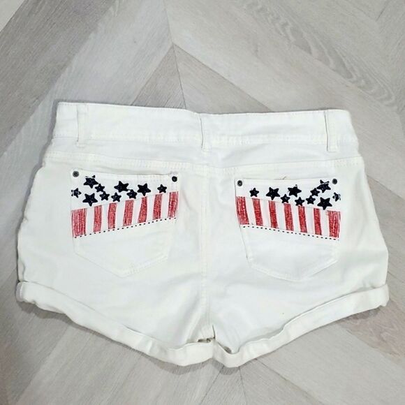 Rue 21, Womans white Denim, Patriotic Shorts, Size 15/16 - Picture 3 of 4